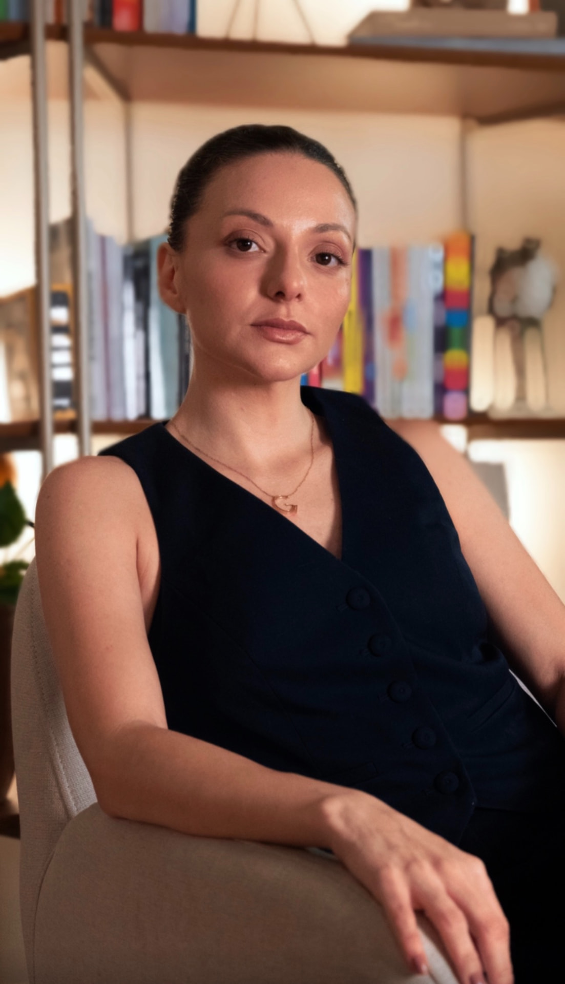 Giuliane Mendes, estrategista de marketing para médicos, em ambiente profissional